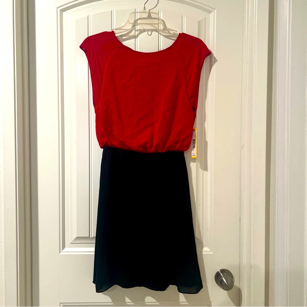 Alice + Olivia Black and Red Short Sleeve Silk Mini Dress  Lace Back NWT Sz 4